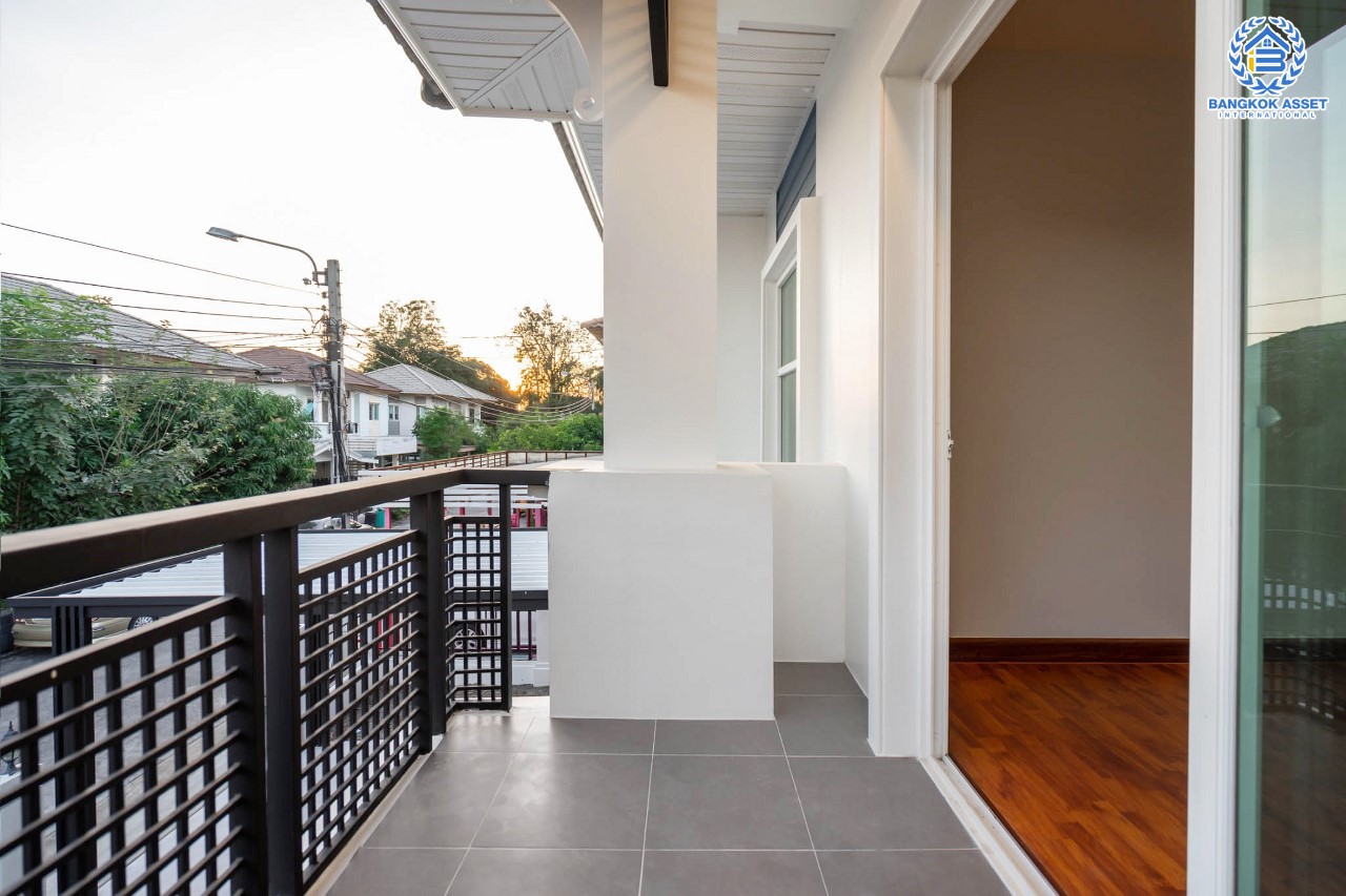 บ้านมือสองตกแต่งใหม่ ม.พฤกษาวิลเลจ11 รัตนาธิเบศร์-ราชพฤกษ์ เนื้อที่ 50 ตร.ว. ฟังก์ชั่นพร้อม 3 ห้องนอน 2 ห้องน้ำ 2 ที่จอดรถ บนทำเลศักยภาพ เข้า-ออกได้ทั้งถ.รัตนาธิเบศร์ และถ.ราชพฤกษ์ ใกล้รถไฟฟ้า "สถานีบางรักน้อยท่าอิฐ"